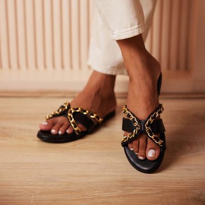 Flat Sandals with golden chain - 90 pairs