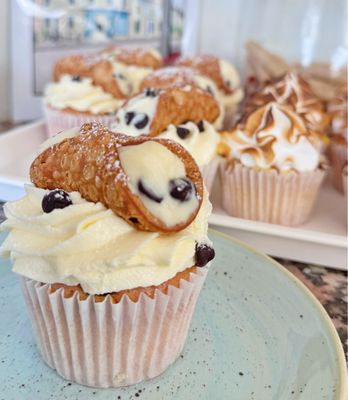 Cannoli Cupcakes (N)