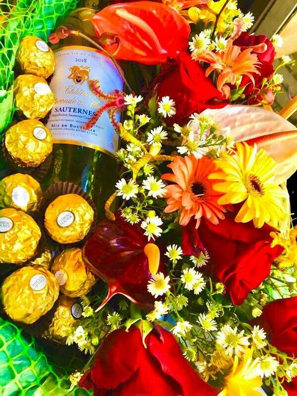 Panier fleurs, chocolats et vin