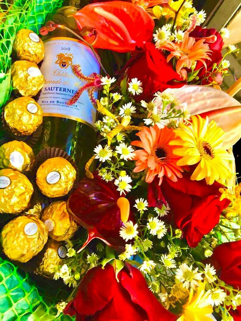 Panier fleurs, chocolats et vin