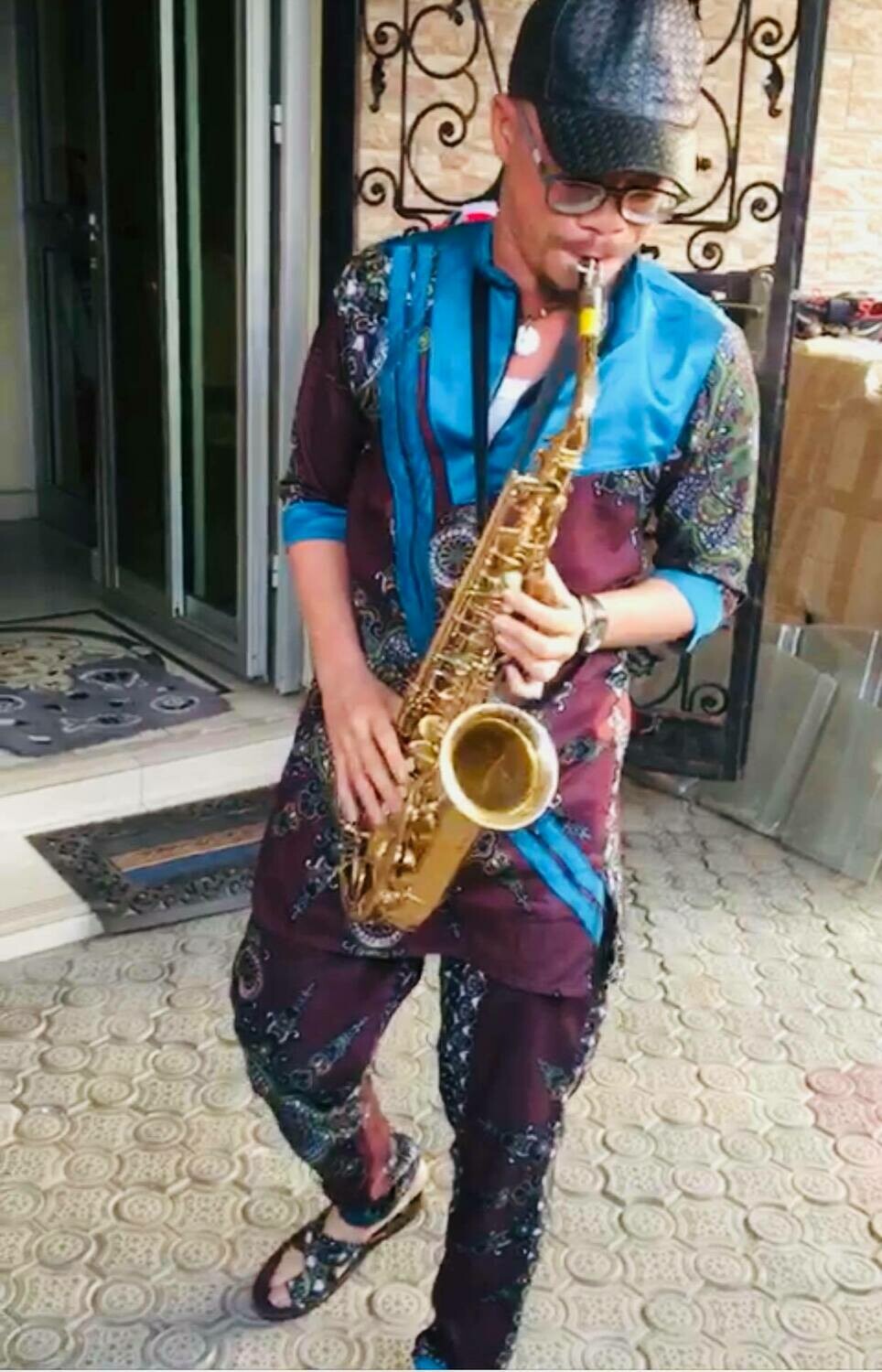 Saxophoniste (disponible à Douala)