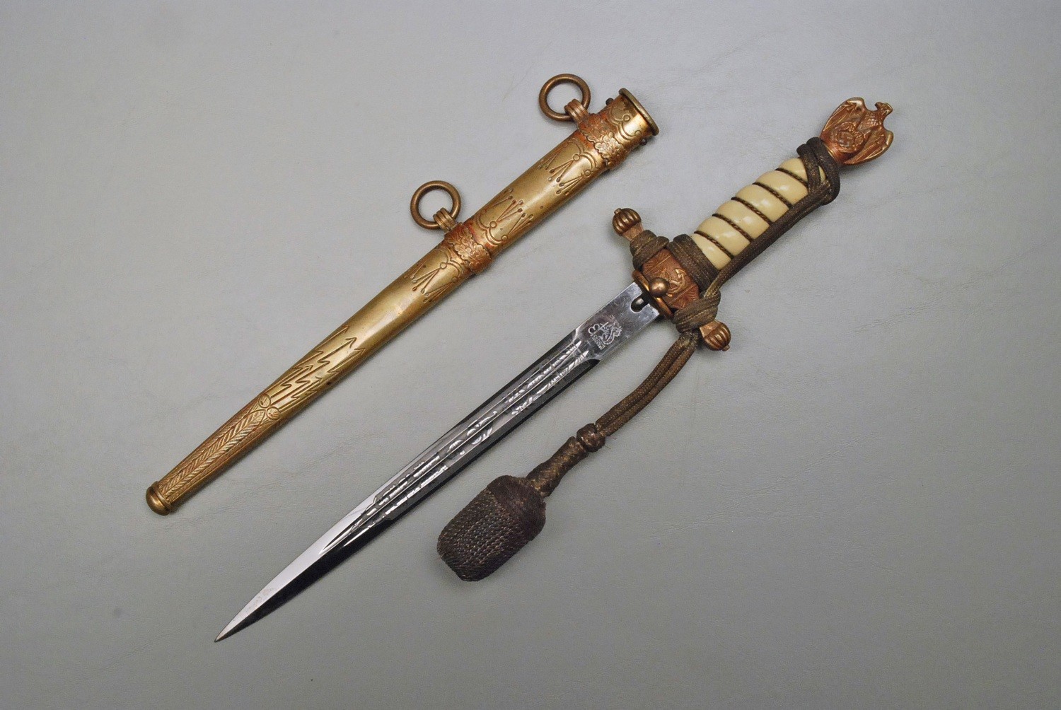 WWII GERMAN KRIEGSMARINE OFFICER&#39;S DAGGER BY EICKHORN w/GOLD PORTAPEE