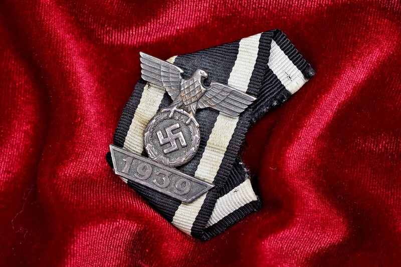 WWII GERMAN 1939 SPANGE TO THE 1914 IRON CROSS 2nd CLASS - UNIFORM REMOVED