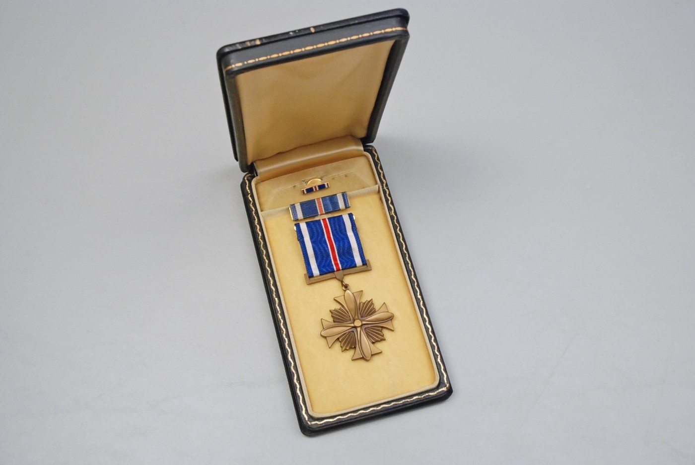 WWII U.S. DISTINGUISHED FLYING CROSS IN BLACK LEATHERETTE CASE