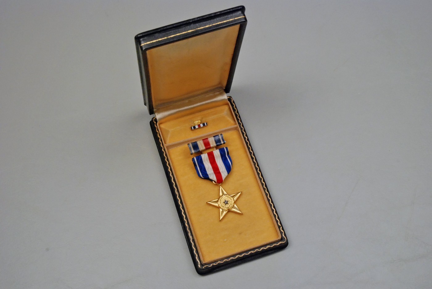 WWII U.S. SILVER STAR MEDAL SET IN TITLED BLACK LEATHERETTE CASE
