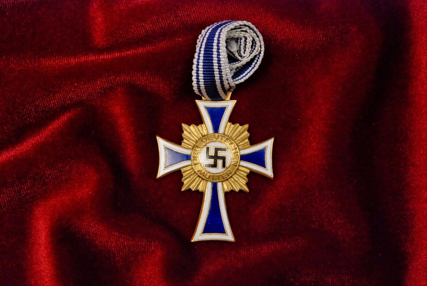 WWII GERMAN MOTHER&#39;S CROSS OF HONOR IN GOLD w/NECK RIBBON