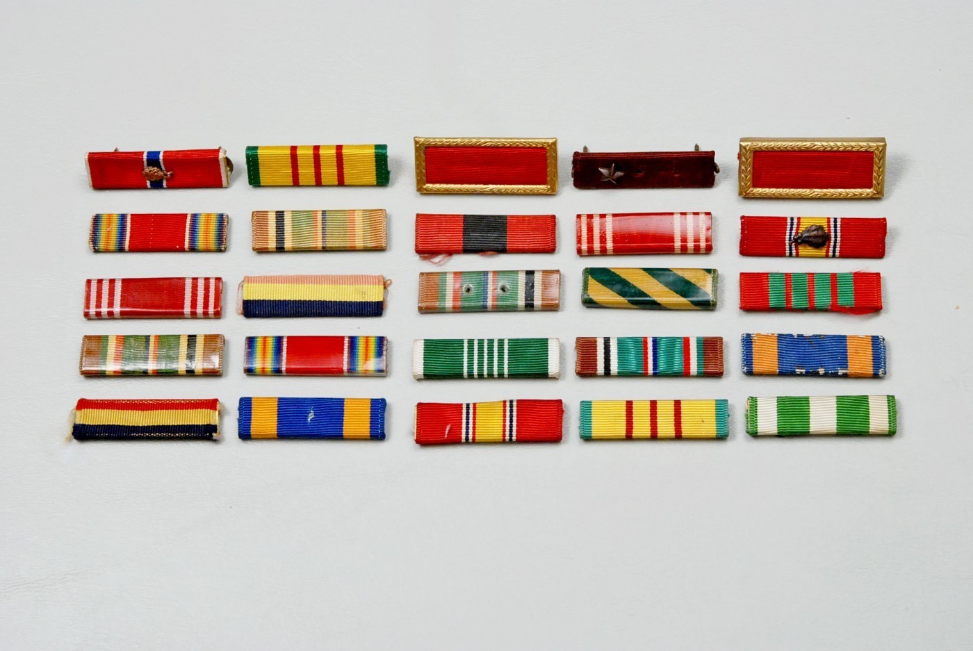 WWII/VIETNAM U.S. SINGLE RIBBON BAR LOT OF 25 PIECES