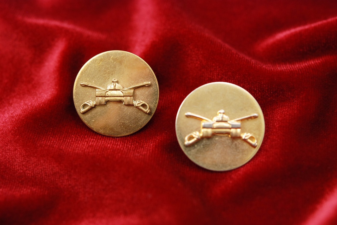 WWII U.S. MECHANIZED CAVALRY ENLISTED MAN&#39;S COLLAR DISKS - MATCHED SET