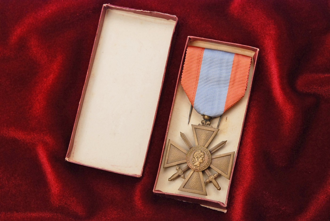 FRENCH CROIX DE GUERRE FOR THEATRES D&#39;OPERATIONS EXTEREIURS IN BOX w/DUAL PIN ASSEMBLY
