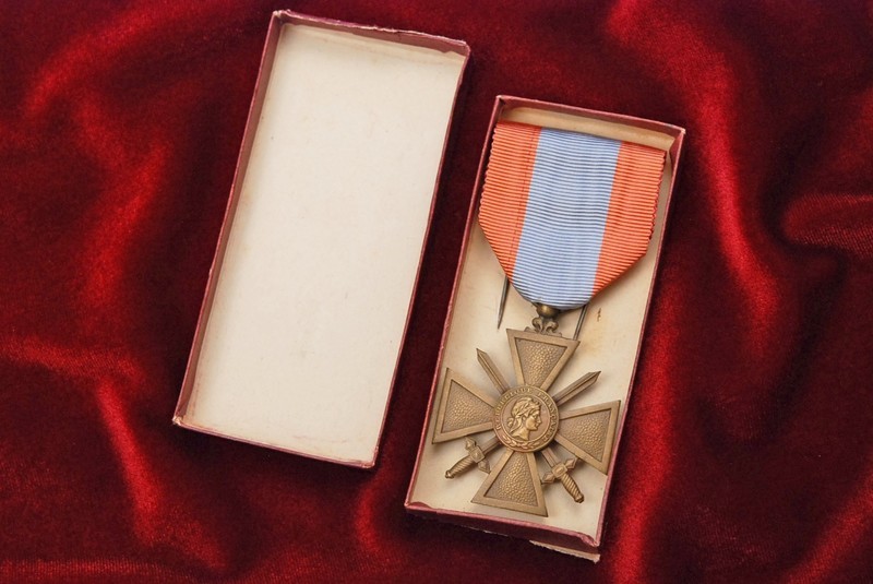 FRENCH CROIX DE GUERRE FOR THEATRES D'OPERATIONS EXTEREIURS IN BOX w/DUAL PIN ASSEMBLY FRENCH CROIX DE GUERRE FOR THEATRES D'OPERATIONS EXTEREIURS IN BOX w/DUAL PIN ASSEMBLY