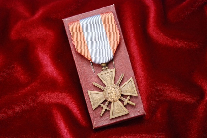 FRENCH CROIX DE GUERRE FOR THEATRES D'OPERATIONS EXTEREIURS IN BOX w/DUAL PIN ASSEMBLY