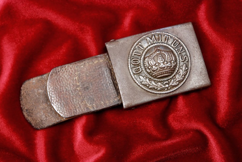 WWI PRUSSIAN STEEL BELT BUCKLE w/APPLIED CENTER & PEBBLED BROWN LEATHER TAB - DATED 1915 WWI PRUSSIAN STEEL BELT BUCKLE w/APPLIED CENTER & PEBBLED BROWN LEATHER TAB - DATED 1915