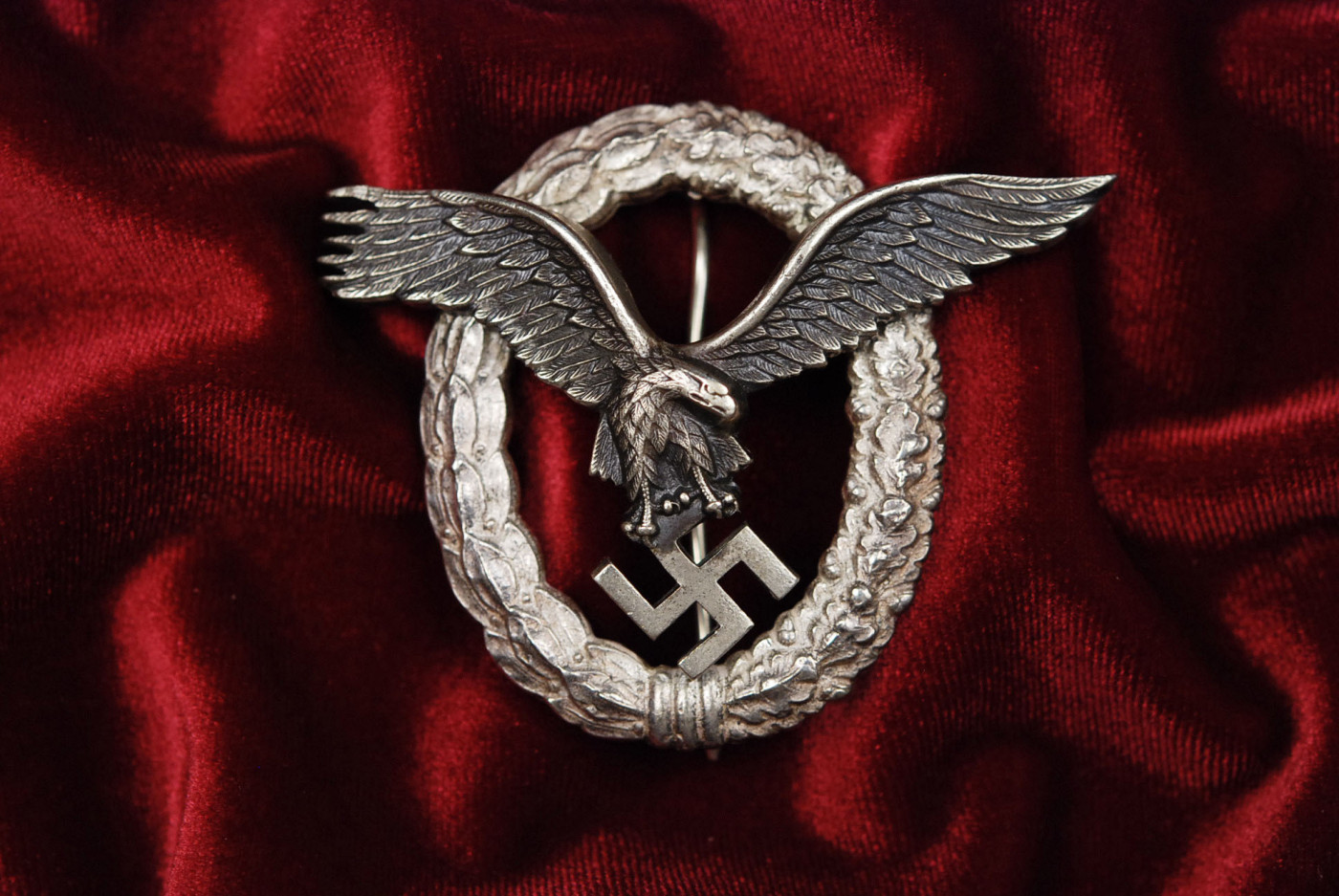 WWII GERMAN LUFTWAFFE PILOT&#39;S BADGE w/ENGRAVED REVERSE