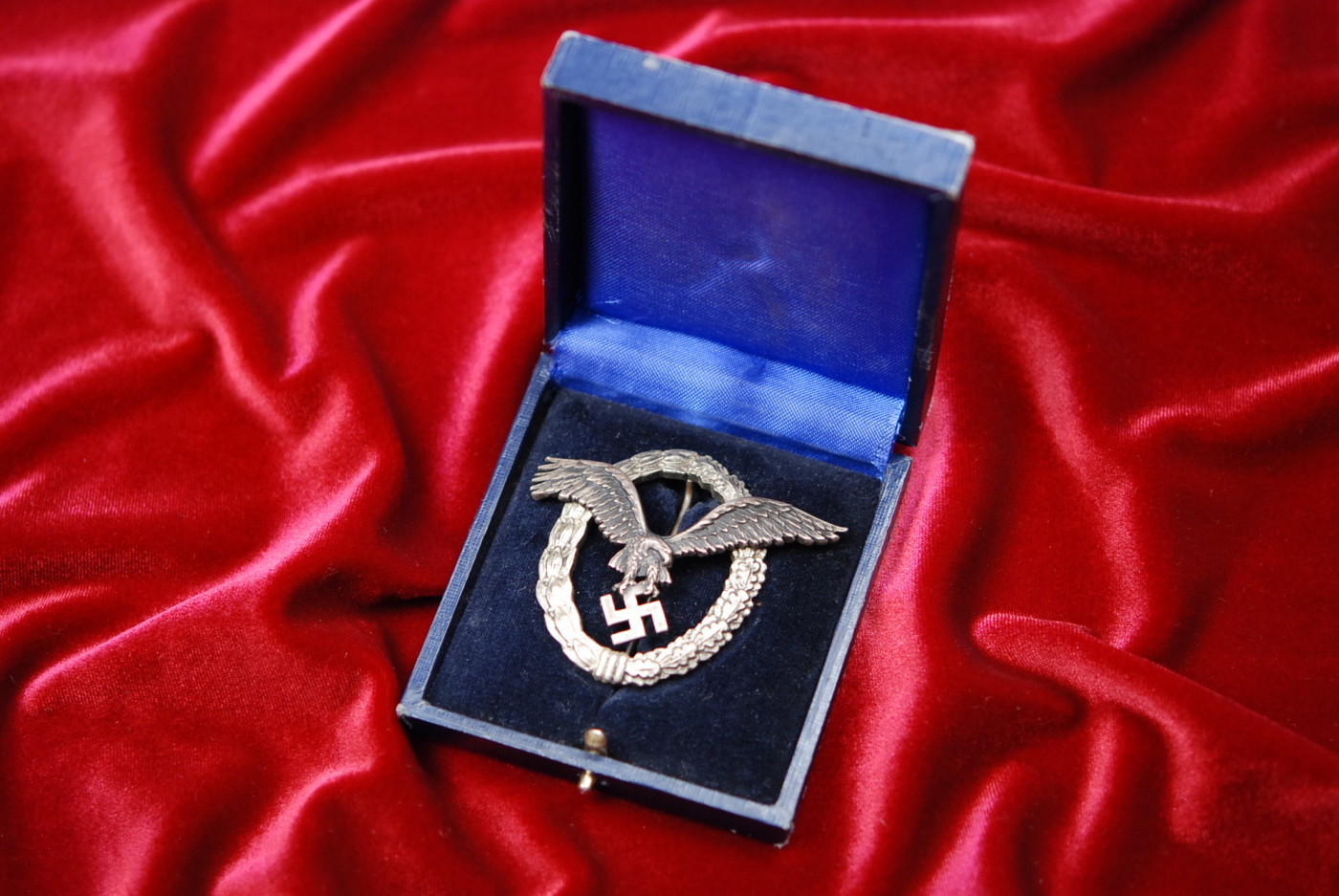 WWII GERMAN LUFTWAFFE PILOT&#39;S BADGE BY JUNKER w/J-1 TYPE WREATH - ATTRIBUTED TO OBERLEUTNANT KARL SCHUH