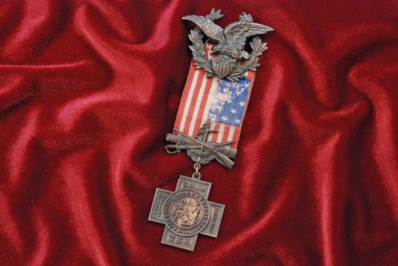 SPANISH AMERICAN WAR VETERAN&#39;S CROSS &amp; LAPEL PIN - IN MAILING BOX