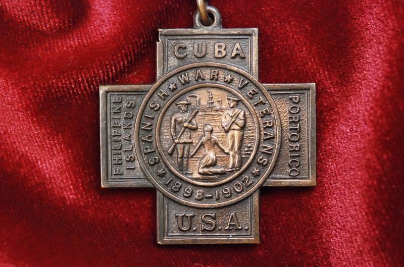 SPANISH AMERICAN WAR VETERAN'S CROSS &amp; LAPEL PIN - IN MAILING BOX