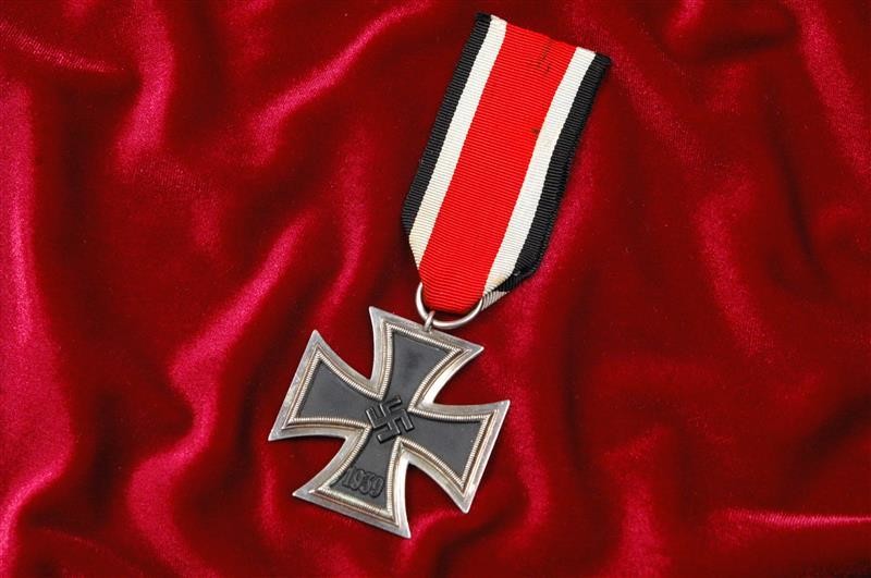 WWII GERMAN 1939 IRON CROSS 2nd CLASS w/TITLED BLUE PACKET