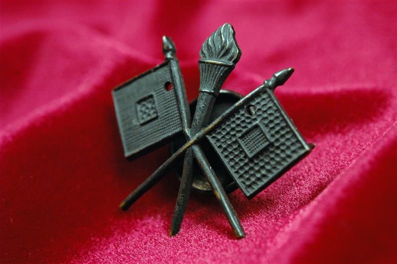WWI U.S. AVIATION OFFICER'S SIGNAL CORPS CROSSED FLAGS COLLAR INSIGNIA w/HOLES FOR SILVER WINGS