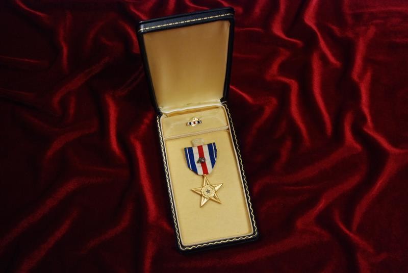 WWII U.S. SILVER STAR MEDAL w/OAK LEAF CLUSTER IN TITLED BLACK LEATHERETTE CASE
