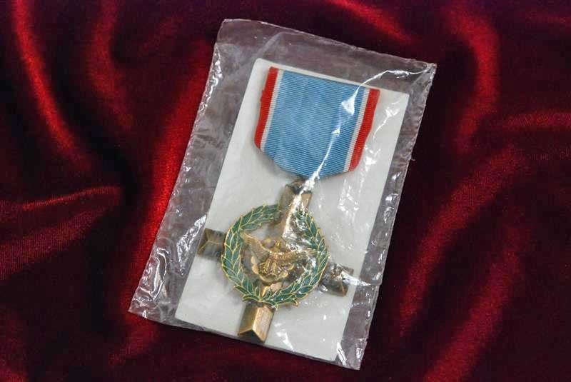 VIETNAM WAR AIR FORCE CROSS ON CARD &amp; IN CELLOPHANE WRAPPER - VIETNAM PERIOD ISSUE &amp; MINT