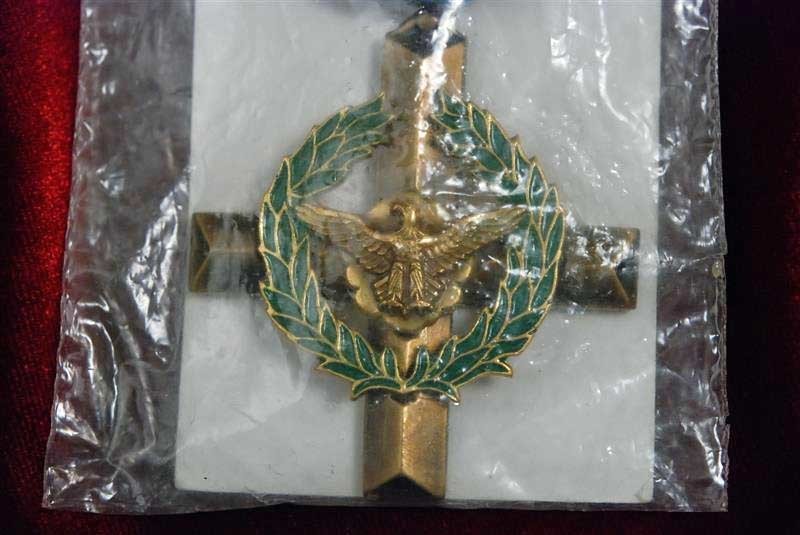 VIETNAM WAR AIR FORCE CROSS ON CARD & IN CELLOPHANE WRAPPER - VIETNAM PERIOD ISSUE & MINT