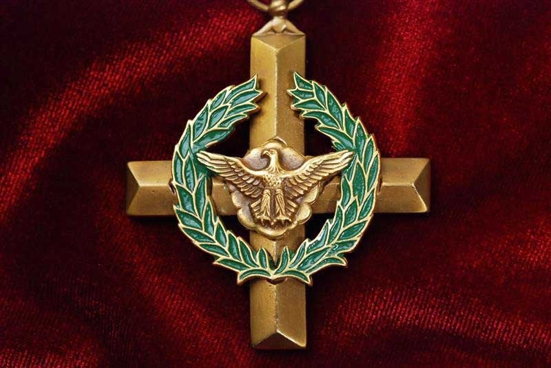 VIETNAM WAR AIR FORCE CROSS MARKED "FOR DISPLAY ONLY" - VIETNAM PERIOD ISSUE & EXCELLENT