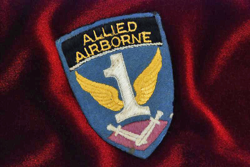 WWII U.S. ALLIED AIRBORNE SHOULDER PATCH - BRITISH MADE