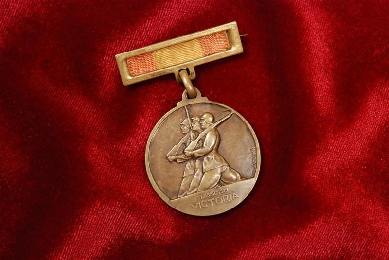 SPANISH CIVIL WAR 1936 NATIONALIST VICTORY MEDAL ON ORIGINAL RIBBON w/ORIGINAL CATCH