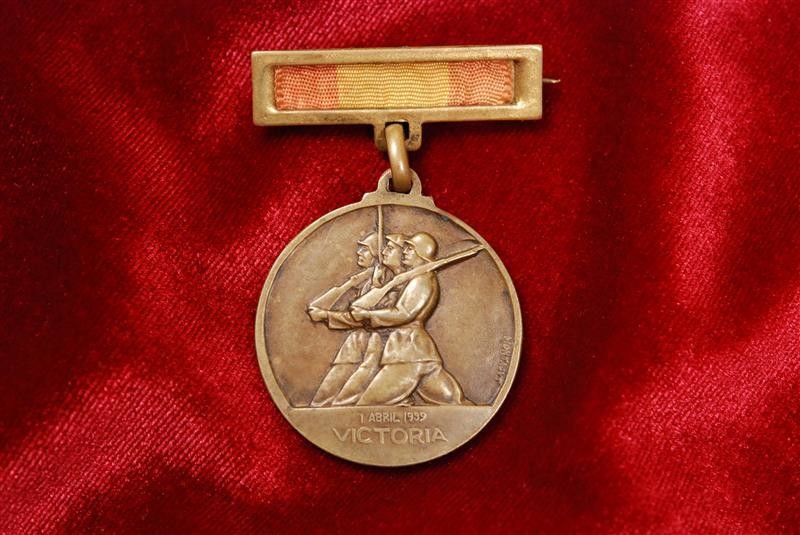 SPANISH CIVIL WAR 1936 NATIONALIST VICTORY MEDAL ON ORIGINAL RIBBON w/ORIGINAL CATCH