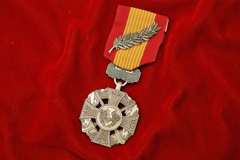 U.S. VIETNAM WAR VIETNAMESE CROSS OF GALLANTRY MEDAL w/PALM - EXCELLENT!