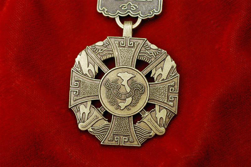 U.S. VIETNAM WAR VIETNAMESE CROSS OF GALLANTRY MEDAL w/PALM - EXCELLENT!