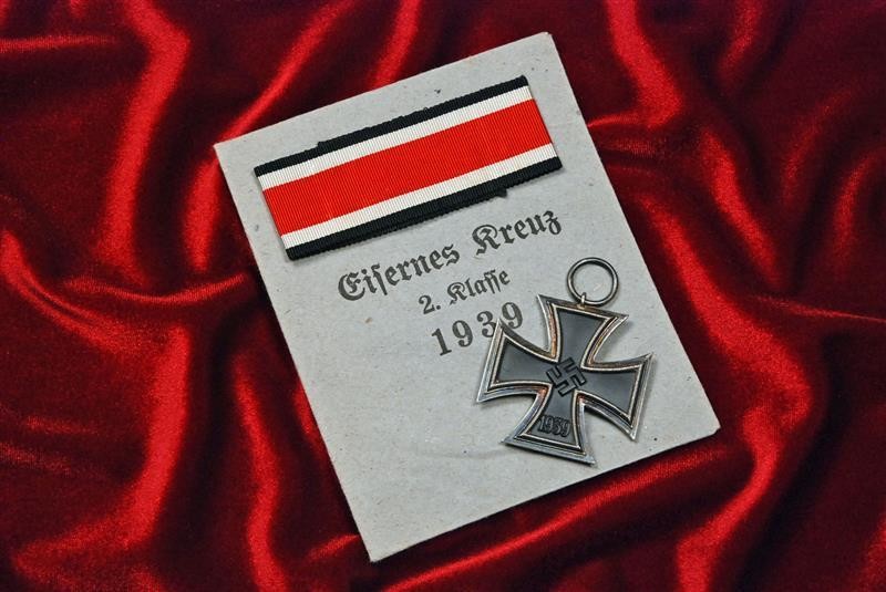 WWII GERMAN 1939 IRON CROSS 2nd CLASS IN TITLED PACKET - NEAR MINT
