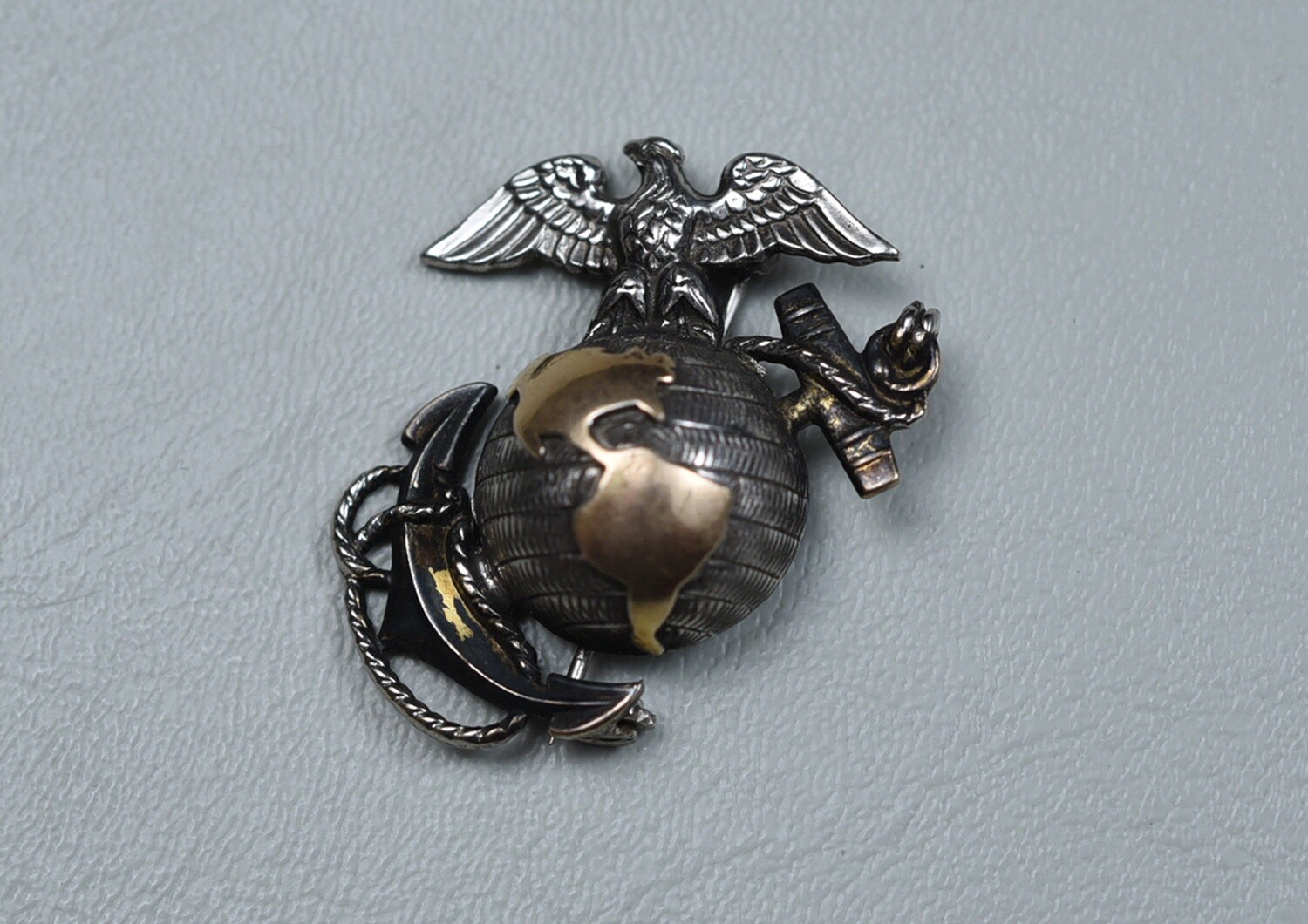 WWII U.S. MARINE CORPS OFFICER&#39;S DRESS BLUES COLLAR INSIGNIA BY H&amp;H - PINBACK