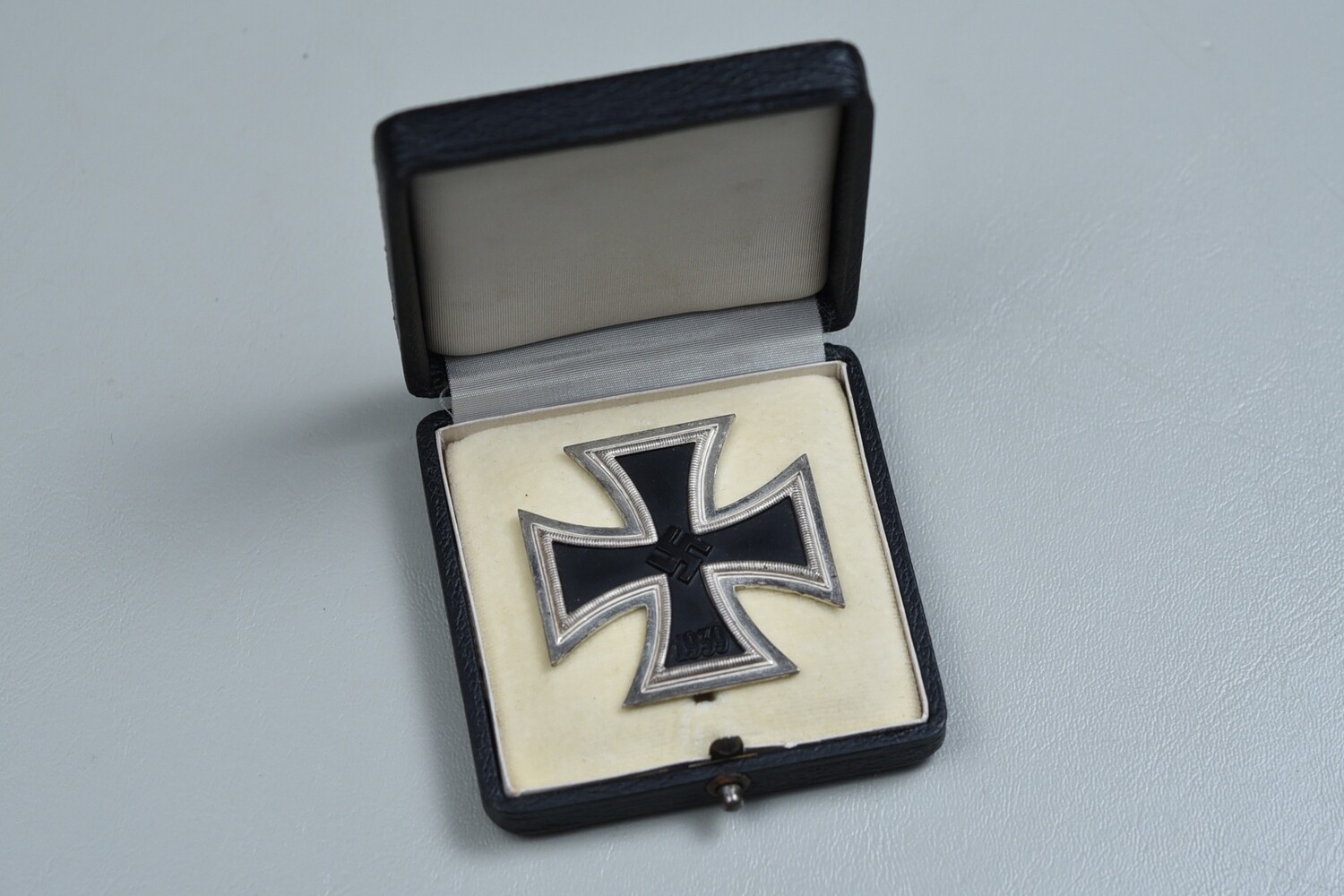 WWII GERMAN 1939 IRON CROSS 1st CLASS IN CASE - NEAR MINT