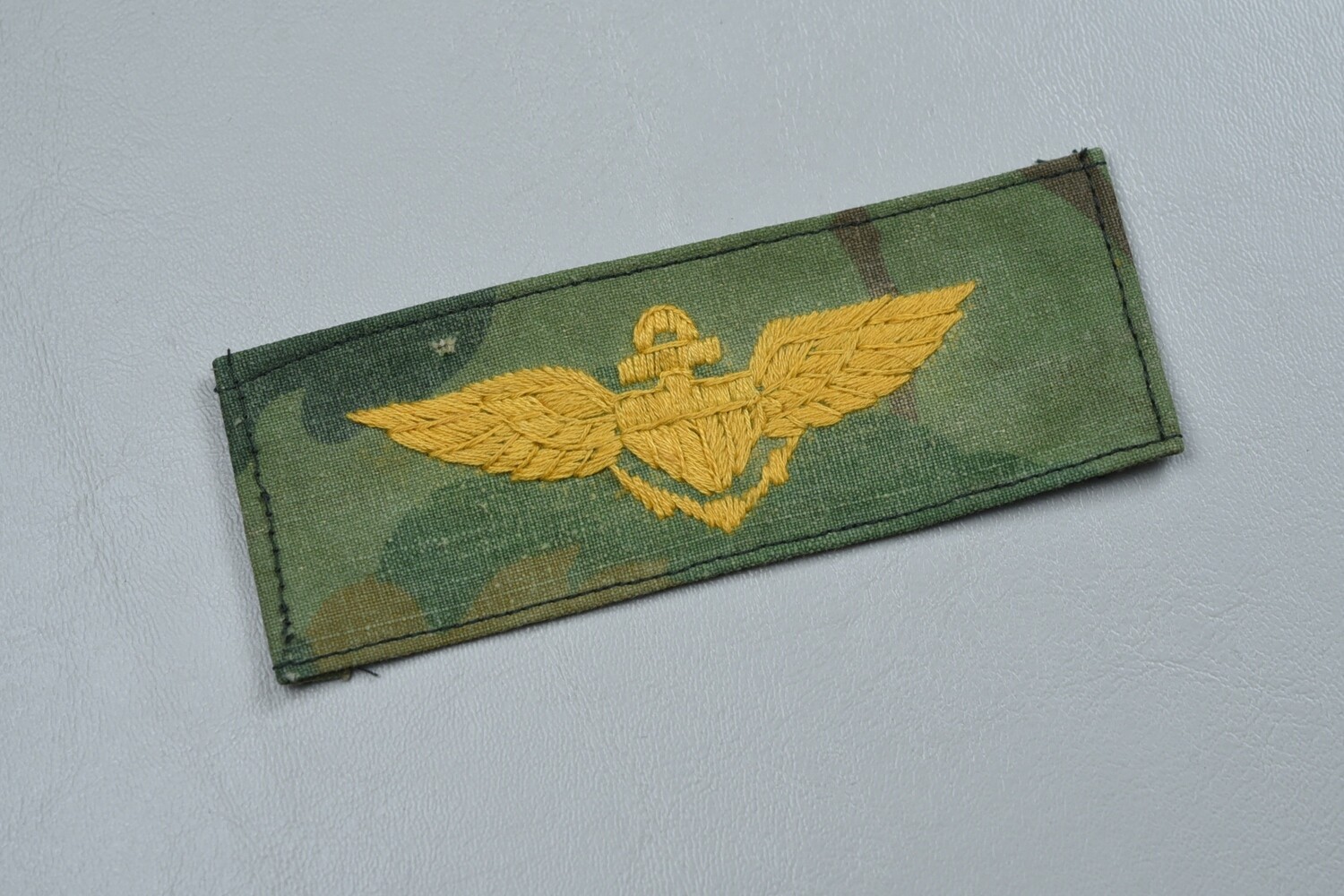VIETNAM WAR U.S. MARINE CORPS EMBROIDERED PILOT&#39;S WING ON CAMO MATERIAL – IN COUNTRY MADE
