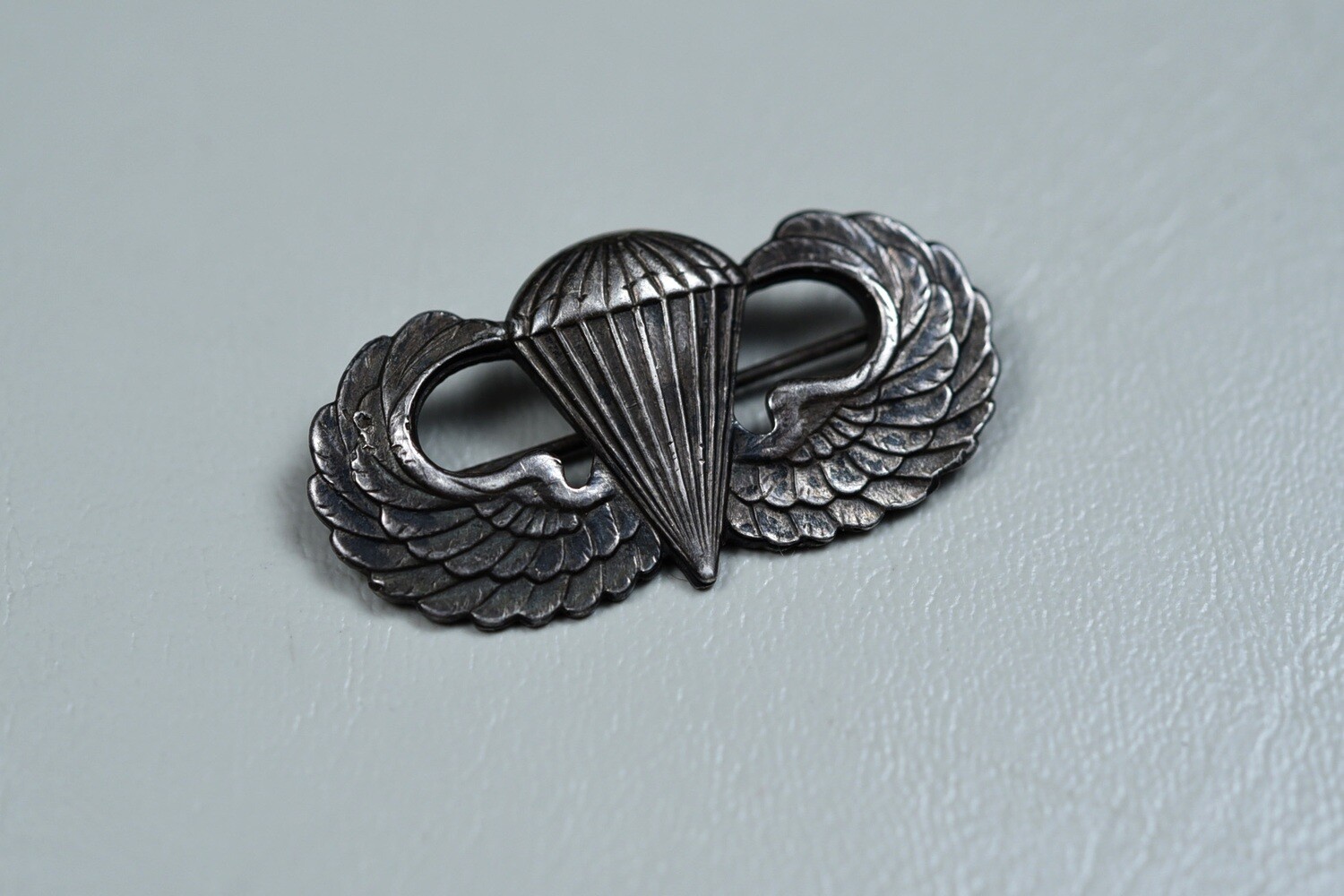 WWII U.S. PARATROOPER JUMP WING BY GEMSCO - PIN BACK, STERLING