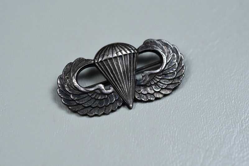 WWII U.S. PARATROOPER JUMP WING BY GEMSCO - PIN BACK, STERLING