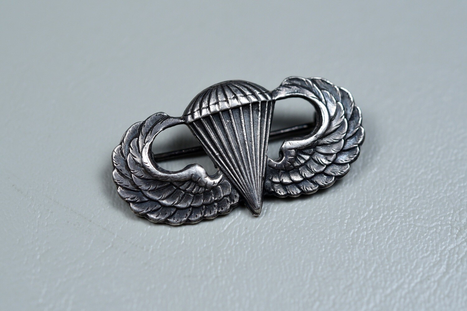 WWII U.S. PARATROOPER JUMP WING BY ORBER - PIN BACK, STERLING