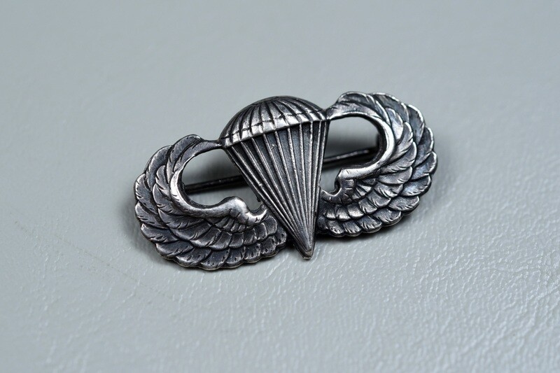 WWII U.S. PARATROOPER JUMP WING BY ORBER - PIN BACK, STERLING
