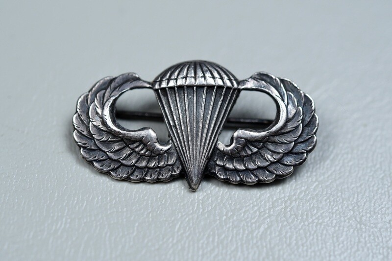 WWII U.S. PARATROOPER JUMP WING BY ORBER - PIN BACK, STERLING