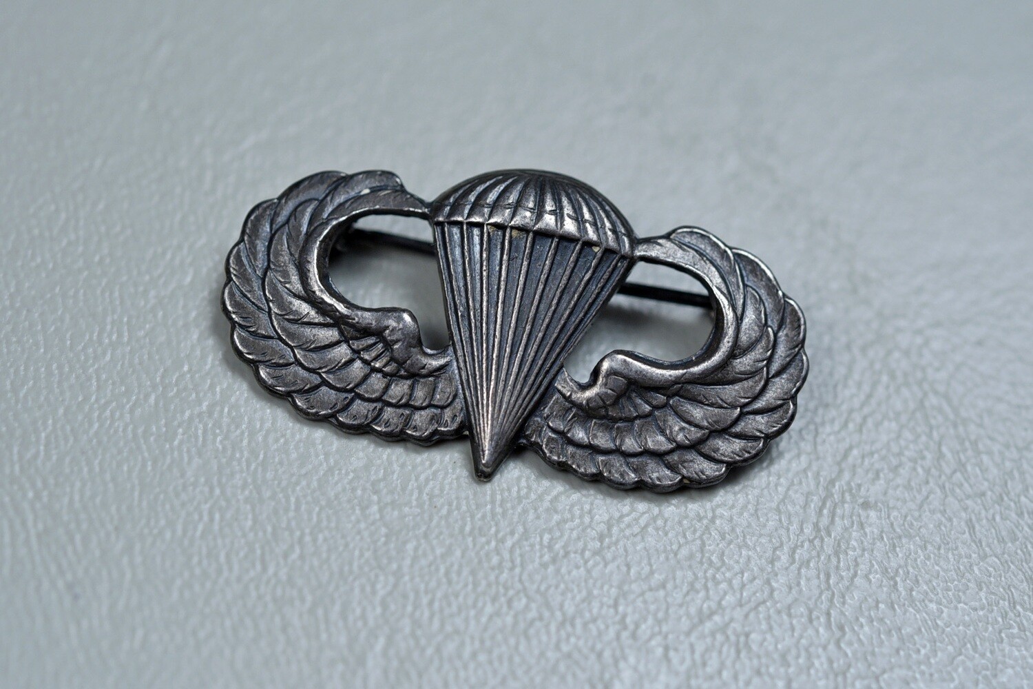 WWII U.S. PARATROOPER JUMP WING BY ORBER - PIN BACK, STERLING