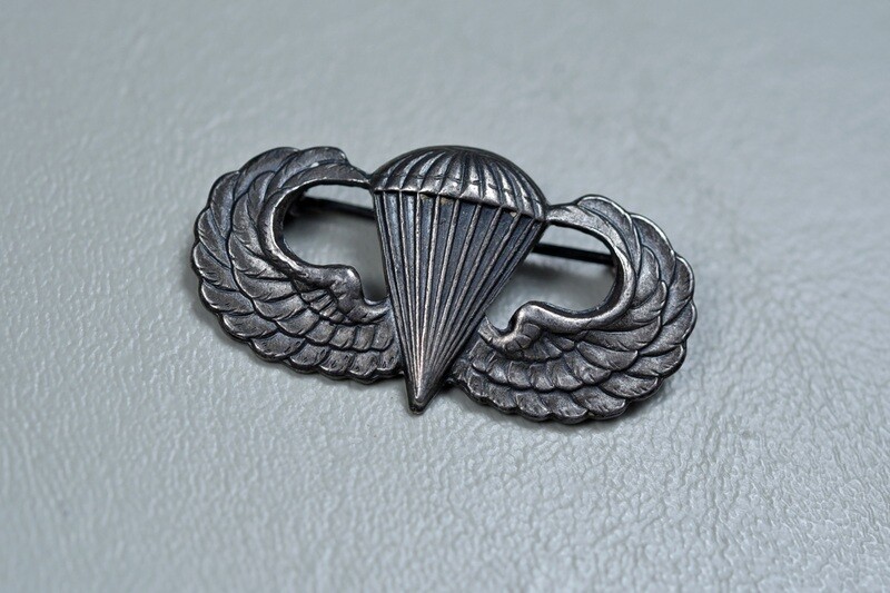 WWII U.S. PARATROOPER JUMP WING BY ORBER - PIN BACK, STERLING