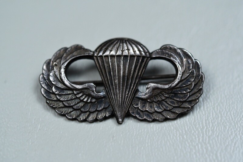 WWII U.S. PARATROOPER JUMP WING BY GEMSCO - PIN BACK, STERLING