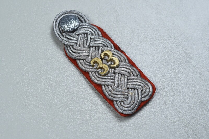 WWII GERMAN ARMY MAJOR&#39;S 33rd ARTILLERY BATTALION SHOULDER BOARD - SINGLE