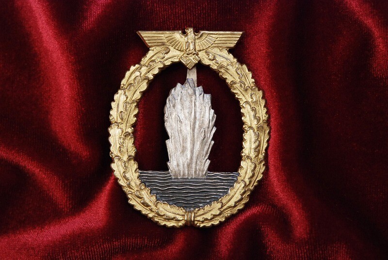WWII GERMAN KRIEGSMARINE MINESWEEPER BADGE BY R.K. w/FROSTED GILT WREATH