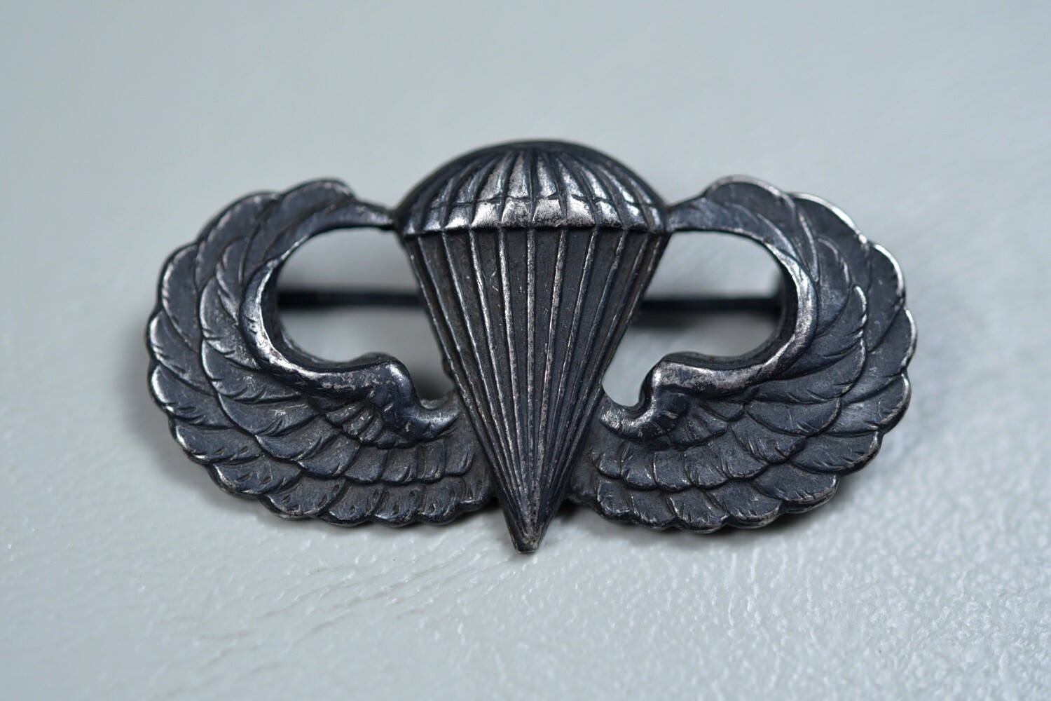 WWII U.S. PARATROOPER JUMP WING BY ORBER – PIN BACK, STERLING