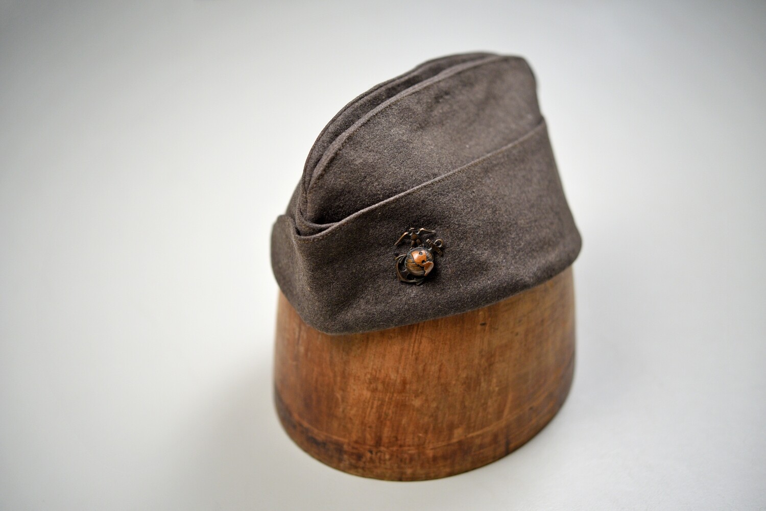 WWII U.S. MARINE CORPS OFFICER&#39;S GREEN OVERSEAS CAP w/INSIGNIA