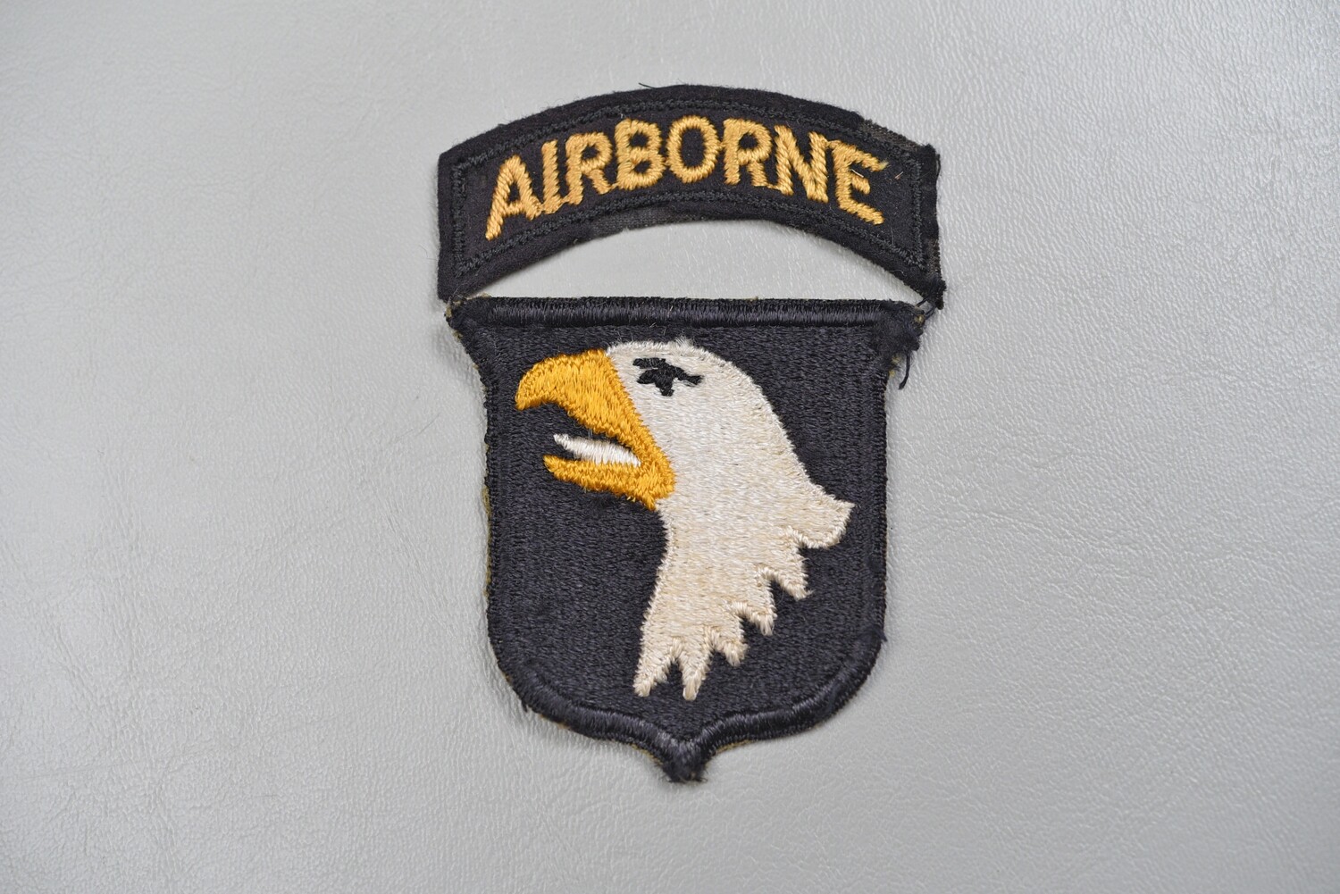 WWII U.S. 101st AIRBORNE PATCH w/WHITE TONGUE &amp; GREEN BACK - UNIFORM REMOVED