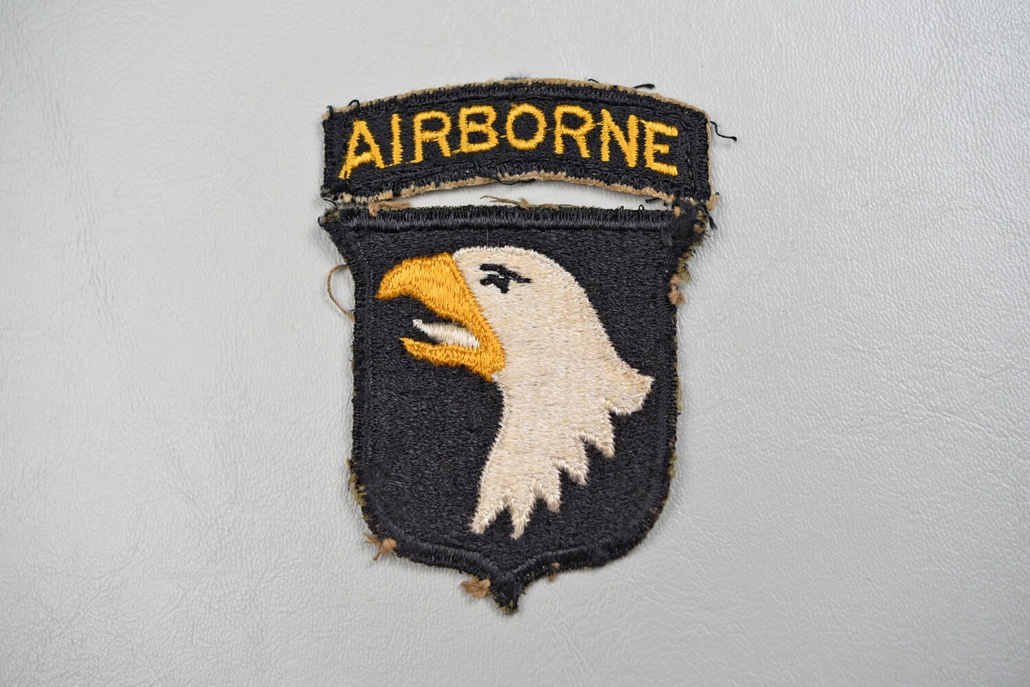 WWII U.S. 101st AIRBORNE PATCH w/WHITE TONGUE &amp; GREEN BACK - UNIFORM REMOVED