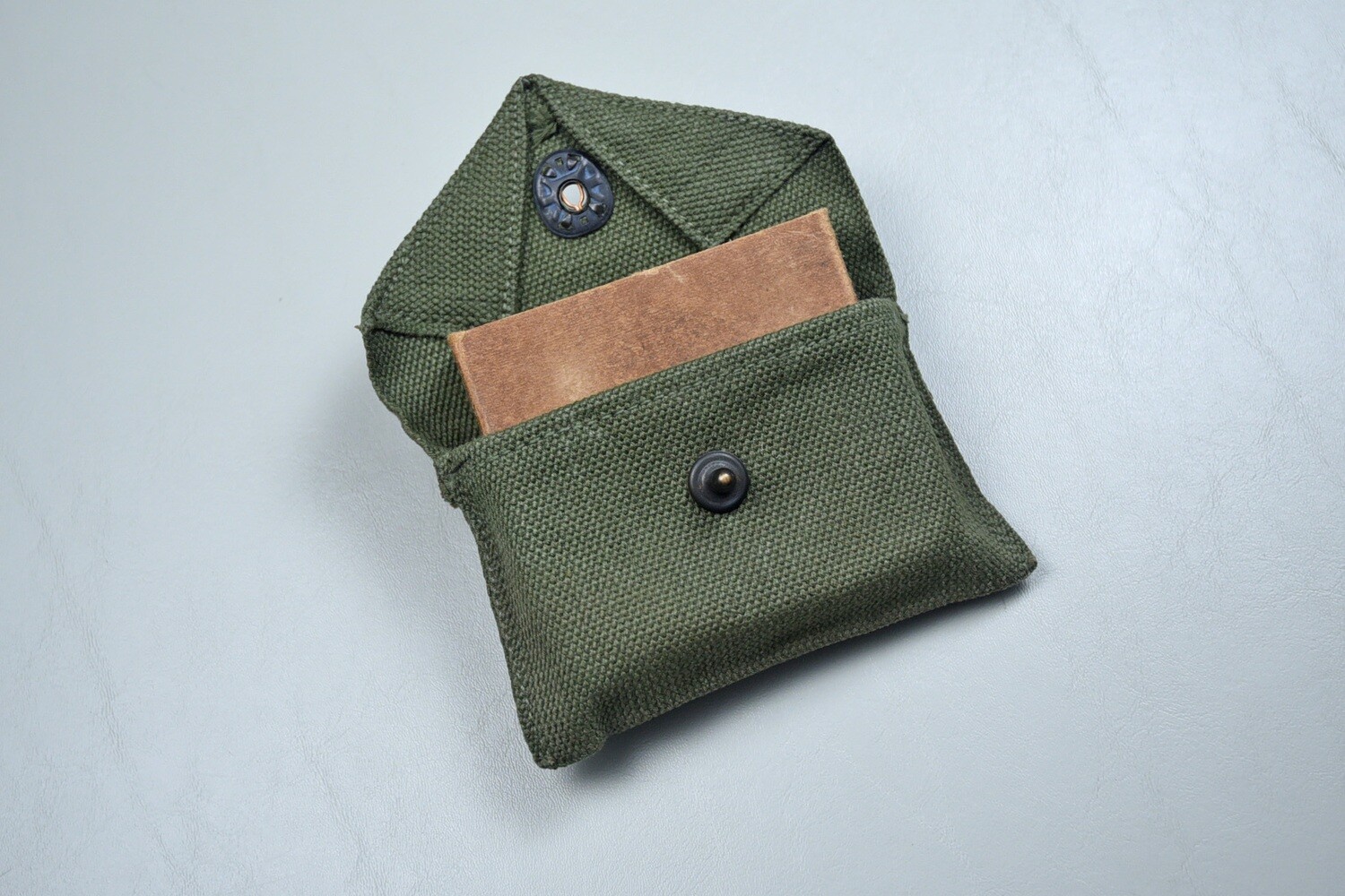 WWII U.S. CARLISLE MODEL FIRST AID PACKET IN CARRIER – MAKER MARKED &amp; NEAR MINT